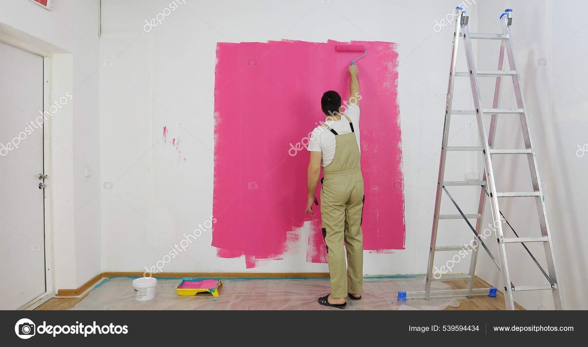 Profissional da Olivato Pinturas realizando pintura de parede em Jundiaí